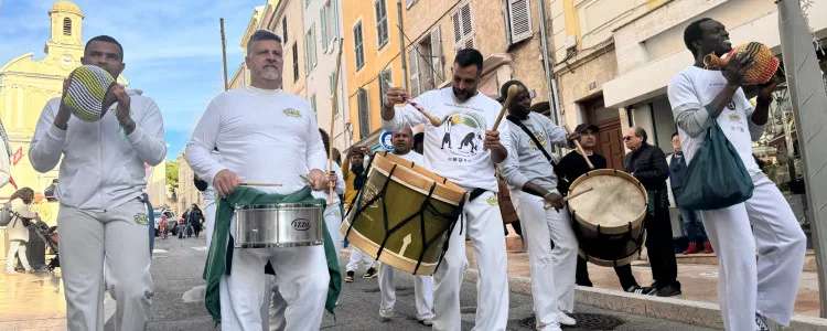 Défilé du groupe de Capoeira dans les rues de Vallauris